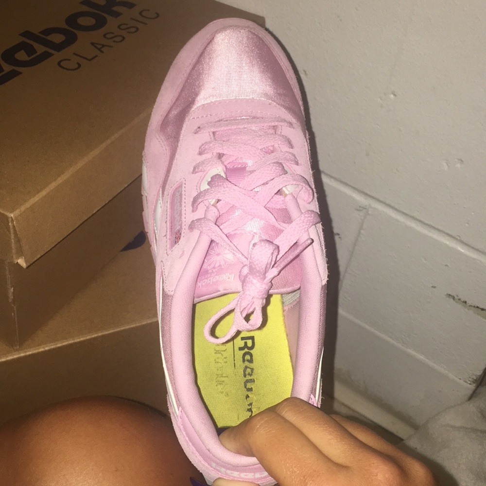 Classic Reebok size 7 - Picture 3 of 4